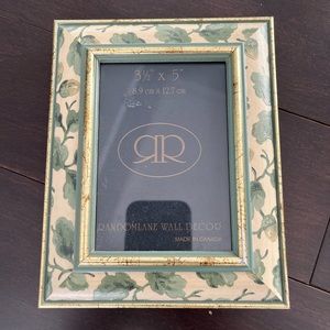 Lovely picture frame 3 1/2 by 5 inches. Leaf motif cream and green